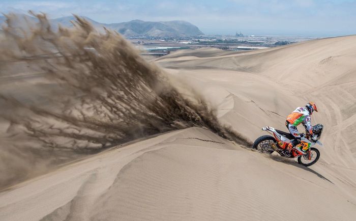 Laia Sanz beraksi di bukit pasir saat Reli Dakar 2018 stage 2 di daerah Pisco, Peru