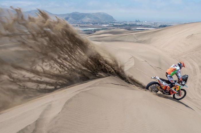 Laia Sanz beraksi di bukit pasir saat Reli Dakar 2018 stage 2 di daerah Pisco, Peru