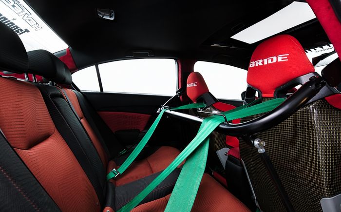 Pemasangan harness bar besutan Enjuku di kabin Honda Civic Si