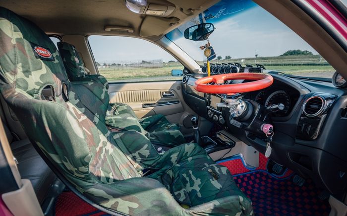 Tampilan kabin modifikasi Isuzu D-Max lawas bergaya racing