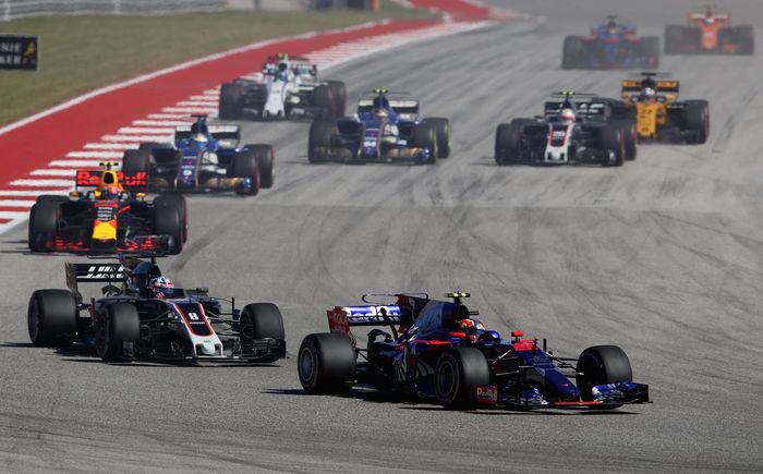 Posisinya sempat diganti di dua balapan sebelumnya, Daniel Kvyat (paling depan) kembali bersama tim Toro Rosso di F1 Amerika