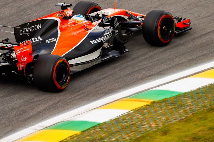 Pembalap McLaren, Fernando Alonso saat di GP F1 Brasil 2017, tim McLaren menolak sirip hiu di mobil F1 tahun depan