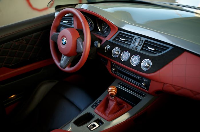 Tampilan kabin BMW Z4 ubahan Bulletproof Automotive 