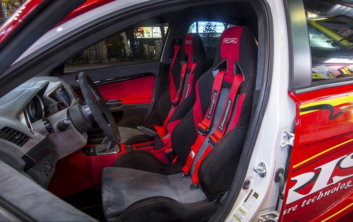 Tampilan kabin Mitsubishi Lancer Evo X didominasi material Alcantara