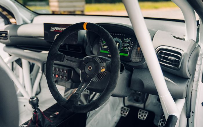 Setir balap Momo di kabin modifikasi Toyota GR Yaris