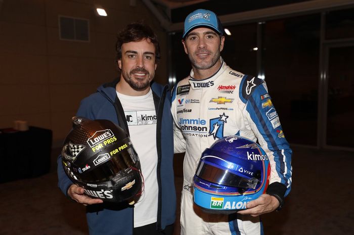 Fernando Alonso dan pembalap NASCAR Jimmie Johnson saat mereka saling bertukar mobil balap akhir November 2018