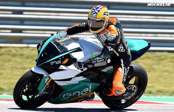 Mantan pembalap MotoGP Colin Edwards saat mencoba motor MotoE di sirkuit Austin, Texas menjelang dig