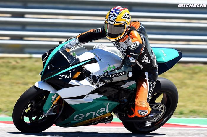 Mantan pembalap MotoGP Colin Edwards saat mencoba motor MotoE di sirkuit Austin