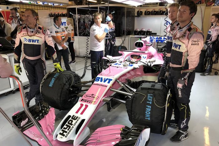 Kru tim Racing Point Force India tengah mempersiapkan mobil Sergio Perez di GP F1 Abu Dhabi 2018