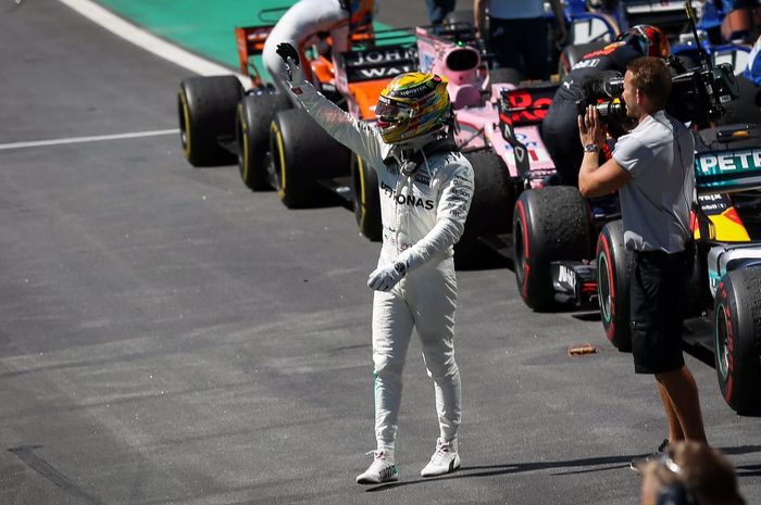 Tidak naik podium di GP F1 Brasil, tetapi Lewis Hamilton mencuri perhatian pada balapan selama 71 lap