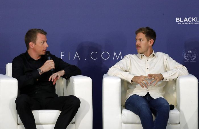 Sebastian Vettel (kanan) dan mantan rekan setimnya Kimi Raikkonen saat sesi interview di acara 2018 FIA Prize Giving