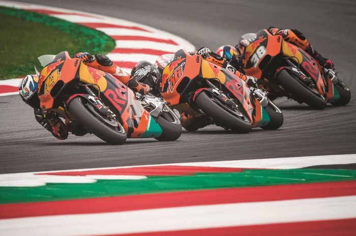 Pol Espargaro (#44), Mika Kallio (#36) dan Bradley Smith (#38). Posisi pembalap pabrikan KTM tidak berubah untuk musim MotoGP 2018 