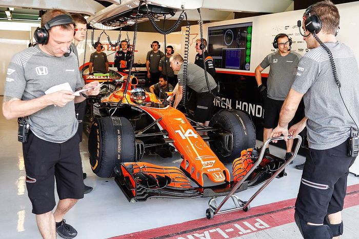 McLaren tetap mempertahankan namanya sendiri, tanpa ada embel-embel nama sponsor di timnya untuk 2018