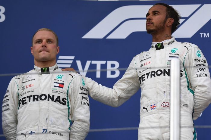 Pemenang GP F1 Rusia Lewis Hamilton merasa simpati pada Valtteri Bottas yang menunjukkan rasa kecewa di atas podium