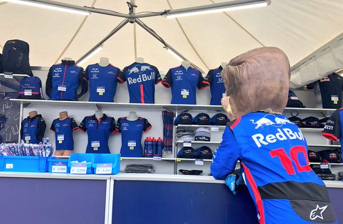 Salah satu gerai merchandise F1 di sirkuit Suzuka. Berburu berbagai merchandise F1 paling tepat sebelum lomba, masih leluasa memilih dan stok banyak tersedia