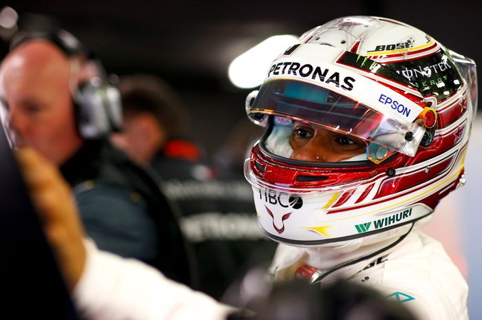 Lewis Hamilton mendapat tantangan terbesar untuk mendapatkan ban bekerja dengan baik di trek Barcelona yang memiliki permukaan baru ini