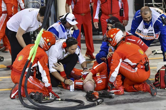 Kru tim Scuderia Ferrari mendapat penanganan pertama setelah insiden pit stop GP F1 Bahrain