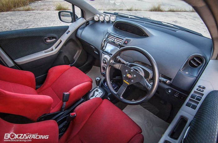 Tampilan kabin sporty modifikasi Toyota Yaris bakpao beraura JDM