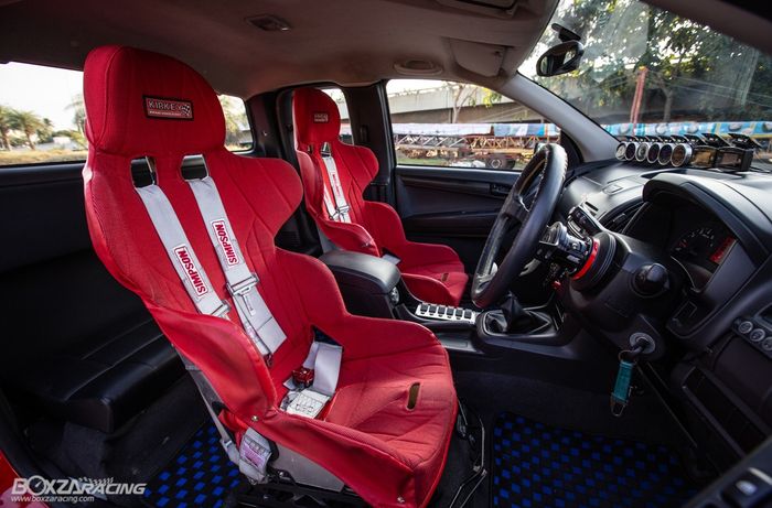 Sepasang jok semi bucket Kirkey Pro Street di kabin modifikasi Isuzu D-Max