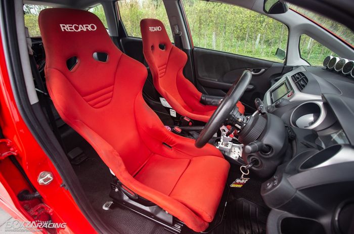 Sepasang jok semi bucket Recaro di dalam kabin modifikasi Honda Jazz GE8 merah