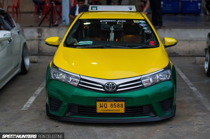Modifikasi Toyota Corolla Altis taksi Thailand dipasangi add-on minimalis