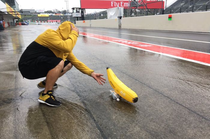 Saat hujan deras mengguyur sirkuit Suzuka di GP F1 Jepang, para pembalap dan kru tim membuat perahu mainandi depan garasi tim, momen ini salah satu yang lucu menurut Formula 1 