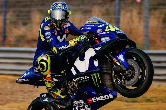 Valentino Rossi dalam aksinya ketika mengikuti tes MotoGP di sirkuit Chang, Buriram, Thailand