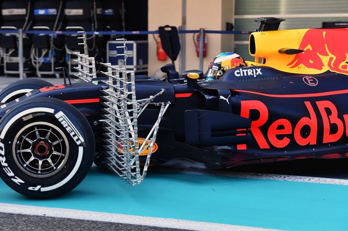 Daniel Ricciardo tes mobil Red Bull di Abu Dhabi, November 2017