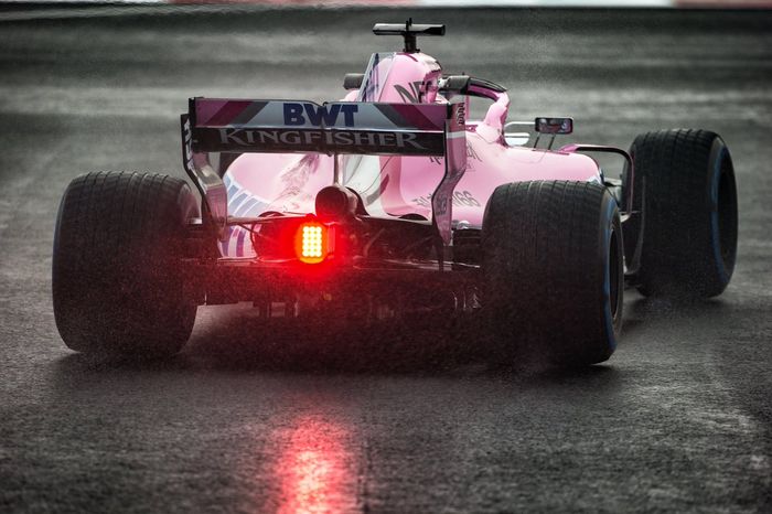 Pembalap tim Force India, Sergio Perez. Kondisi cuaca yang buruk membuat tim dan pembalap tidak efektif memanfaatkan sesi tes pramusim pertama di Barcelona