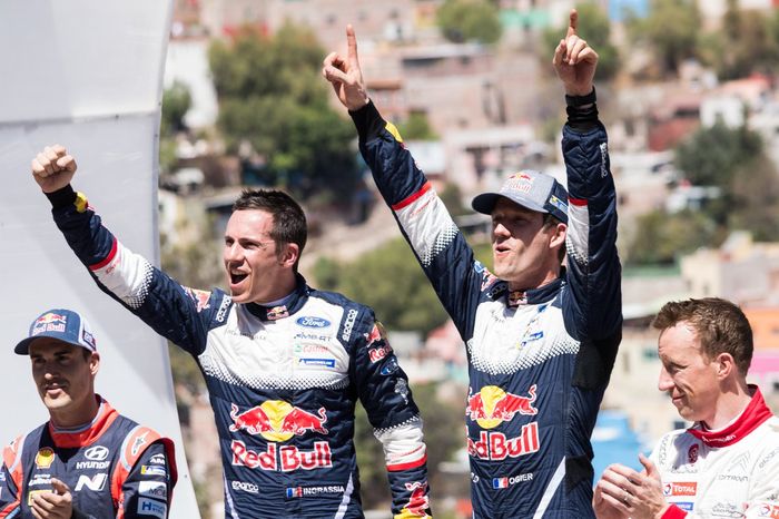Sebastien Ogier (kanan) dan co-driver Julien Ingrassia merayakan kemenangan keempat reli Meksiko