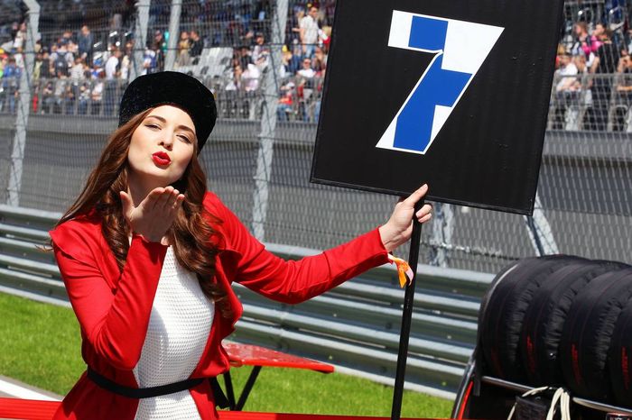 Balap F1 Rusia akan kembal dihiasi dengan hadirnya grid girl, padahal pemilik balap F1 sudah melarang