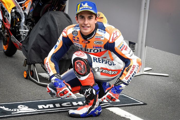 Marc Marquez menggunakan sarung tangan dan sepatu replika milik Michael Doohan