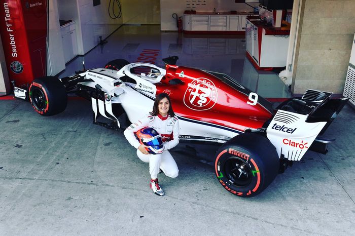 Tatiana Calderon dan mobil F1 Sauber C37, melakukan tes pengembangan ban Pirelli di Meksiko