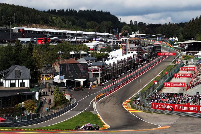 Tikungan Eau Rouge di sirkuit Spa-Francosrchamps, Belgia menjadi tempat favorit bagi pembalap untuk tancap gas