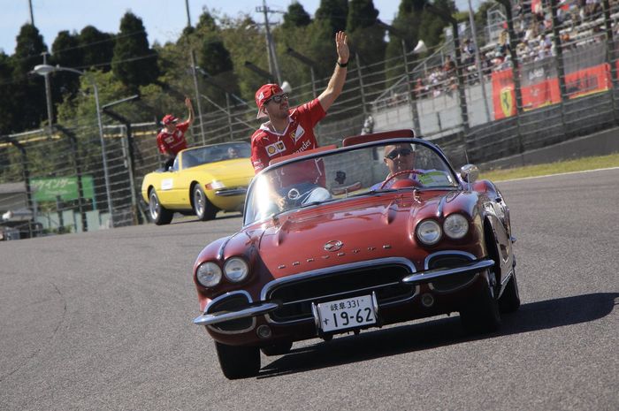 Sebeastian Vettel saat parade pembalap di sirkuit Suzuka menjelang dimulainya balapan F1 Jepang