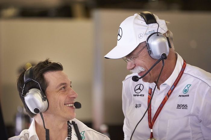 Bos tim Mercedes Toto Wolff dan chairman Daimler Dieter Zetsche di GP F1 Abu Dhabi lalu