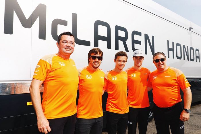 Eric Boullier (kiri) dan susunan pembalapnya untuk 2018 serta pembalap cadangan Lando Norris (tengah), didampingi executive director McLaren Zak Brown (kanan)