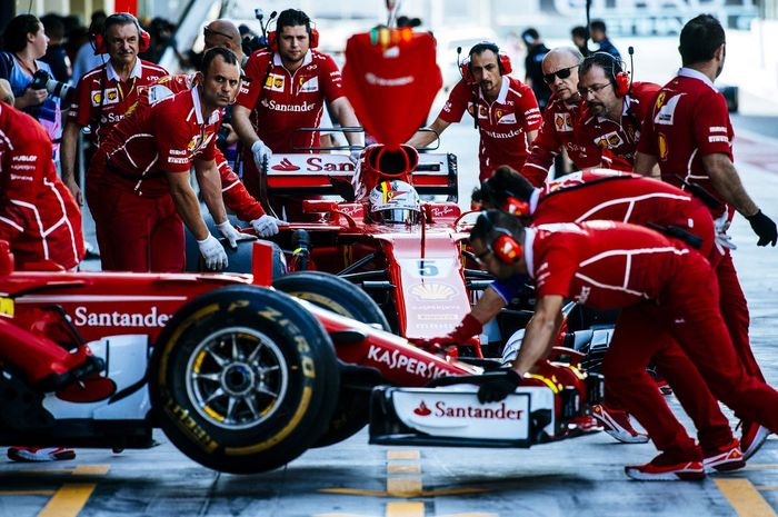 Kesibukan kru tim Ferrari di GP Abu Dhabi 2017
