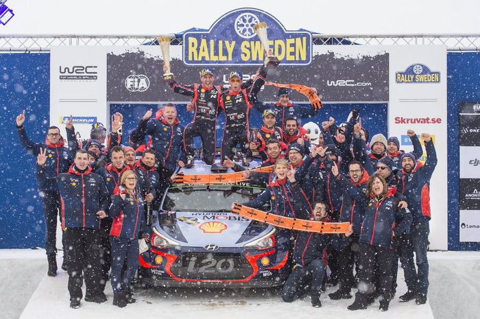 Di tengah guyuran salju, Tim Hyundai Shell Mobis merayakan kemenangan Thierry Neuville di reli Swedia 2018