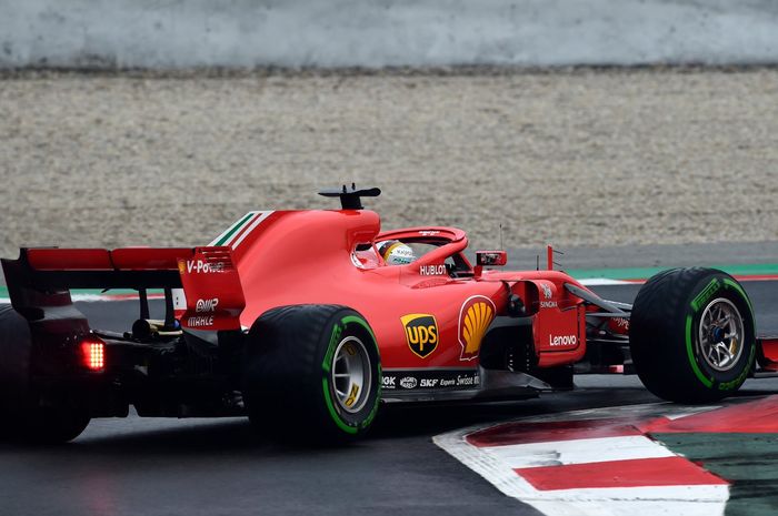 Sebastian Vettel dengan Ferrari SF71H dalam tes pramusim di Barcelona , Kamis pagi