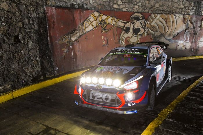 Thierry Neuville dengan Hyundai i20 Coupe WRC di hari pertama reli Meksiko 2018