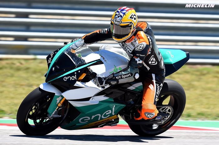 Mantan pembalap MotoGP Colin Edwards saat mencoba motor MotoE di sirkuit Austin, Texas menjelang dig