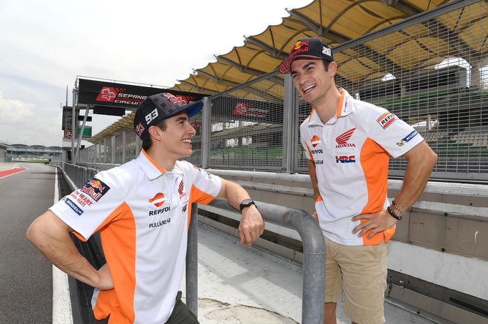 Marc Marquez berpose bersama Dani Pedrosa