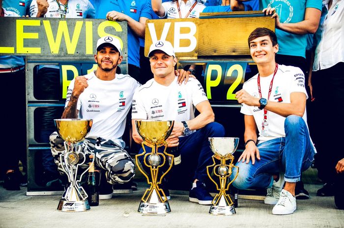 George Russell (kanan) saat ikut merayakan kemenangan Lewis Hamilton di GP F1 Rusia
