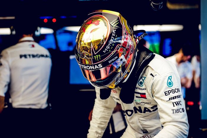 Lewis Hamilton dapat teguran dari FIAkarena melintas garis putih saat hendak masuk pit lane