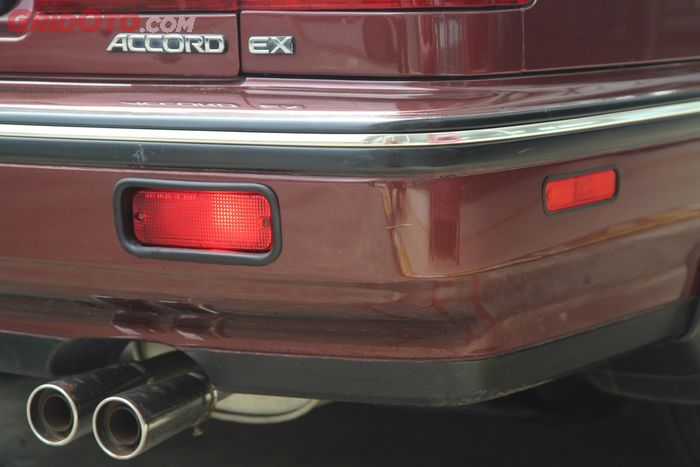 Bumper belakang Honda Accord Maestro dengan aksen krom