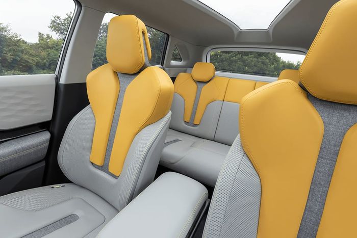 Desain interior Mitsubishi XFC Concept mengusung model horizontal memberikan kesan lapang dan luas