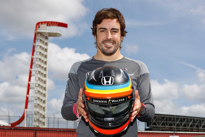 Fernando Alonso menunjukkan livery helm yang khusus dipakai selama GP F1 Amerika 2017