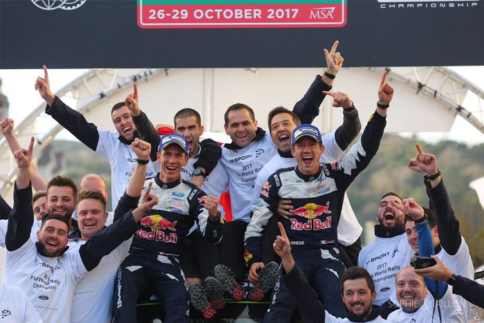 Sebastien Ogier (kanan pakai baju balap) dan co-driver Julien Ingrassia kembali merayakan sukses mereka selama lima tahun berturut-turut jadi juara dunia reli