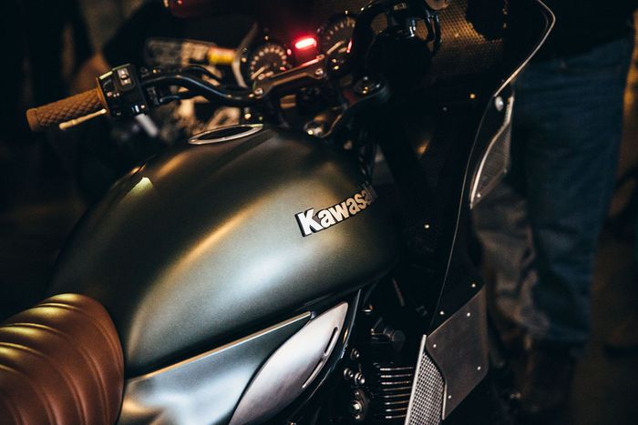 Kawasaki Z900RS kustom &ldquo;Mad Max&rdquo; oleh Deus Ex machina Australia, dilansir oleh www.throttleroll.com